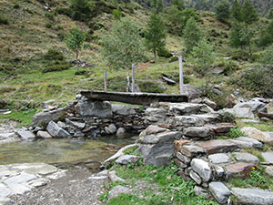Il ponticello con il quale riattraversiamo il torrente e rientriamo nel primo itinerario
