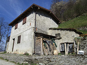Presso questa casa a Prodaccia il sentiero rientra nel primo itinerario