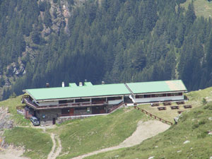 Veduta del rifugio salendo al passo