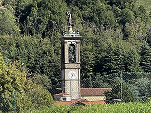 Vista sul campanile della chiesa di Pontida