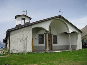 La chiesetta accanto al rifugio