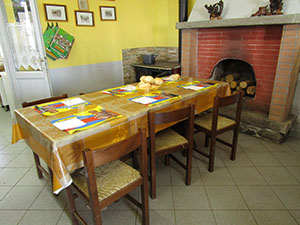 Interno del Ristoro Alpino - uno dei tavoli