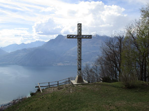 La croce accanto alla chiesa