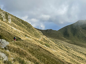 poi il sentiero continua tranquillo verso il passo