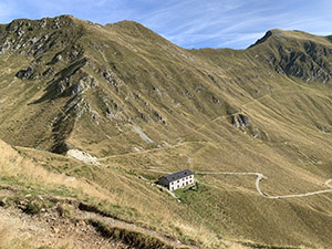 con vista sul sottostante Rifugio S. Jorio