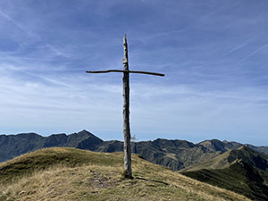 La croce accanto alla chiesetta