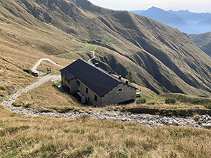 La pietrosa scorciatoia che scende al Rifugio S. Jorio