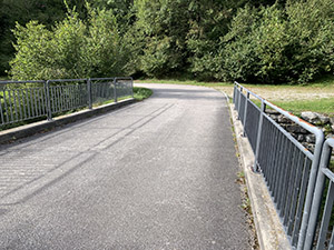 Il ponte sulla strada, inizialmente asfaltata