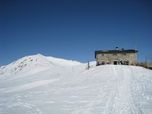 Il rifugio e il Monte Garzirola