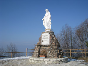 La statua della madonna del monumento ai caduti