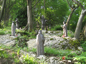Alcune delle statue lungo il percorso che sale al Monte Bastia