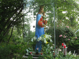 La statua della Madonna in cima al Monte Bastia