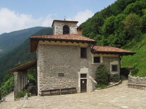 Il Rifugio Santa Maria di Misma. Edificio dietro alla chiesa