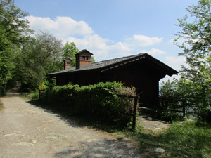 Una casa tra gli alberi poco prima di S. Maria di Misma