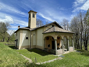 La chiesa di S. Anna lungo la strada