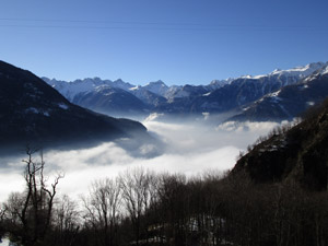 Panorama sopra le nuvole dal balcone del rifugio