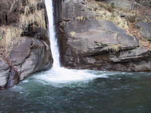 Pozza formata da un salto della cascata