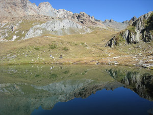 I Corni Bruciati si riflettono nel Lago Scermendone