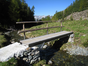 Il ponticello allˈinizio della Val Terzana