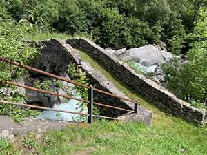Il vecchio ponticello alla destra di Via Moss