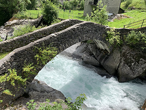 Il vecchio ponticello alla destra di Via Moss