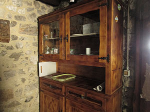 Interno della Baita Segala - la credenza