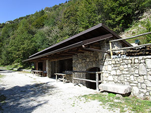Il portico sul retro della baita