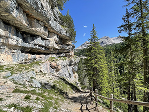 a - Balconate rocciose sporgenti sul sentiero