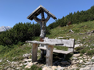 Croce, altare e panchina