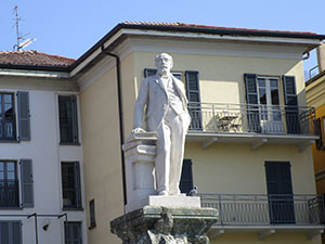 La statua di Mario Cermenati