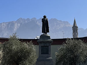 La statua di Antonio Stoppani e il Resegone