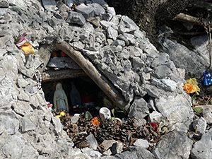 Madonnina in una nicchia tra le pietre