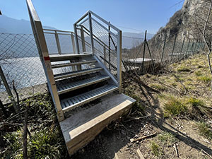La scala per scavalcare la Galleria Borbino della SS 36