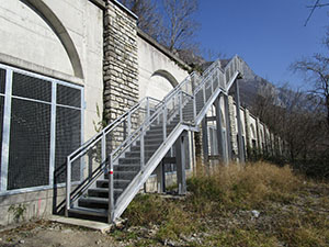 La scala per scavalcare la Galleria Borbino della SS 36