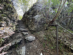 Discesa tra le rocce
