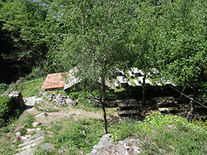Area pic-nic attrezzata accanto al Torrente Fiumelatte (purtroppo asciutto)