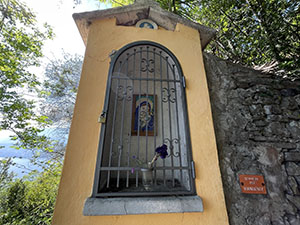 Una santella salendo a Vezio