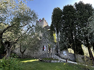 Il castello di Vezio seminascosto dagli alberi