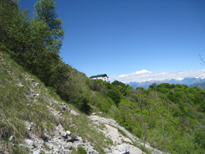 Il Rifugio SEV dal sentiero 4 da Valmadrera