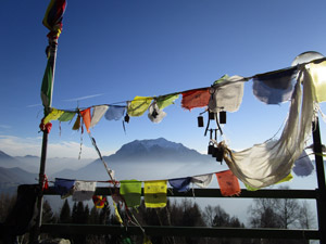 La Grigna incorniciata dalla bandirine tibetane