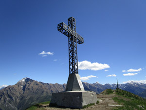 La croce in vetta al Monte Muggio