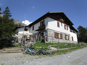 Passiamo accanto al Ristoro-Rifugio Solena