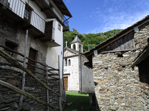 Tra le viuzze verso la chiesa