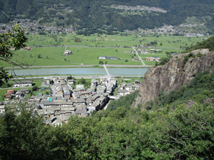 Veduta su Sirta, lˈAdda e la verticale parete della Caurga