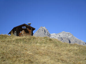 e cominciamo a vedere il baitello e la cima della Corna Cavalli ...