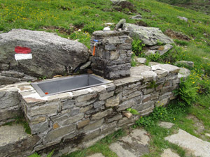 La fontana accanto al bivacco