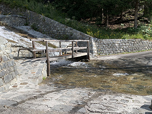 Il Torrente del Marmor da guadare o superare su di un ponticello