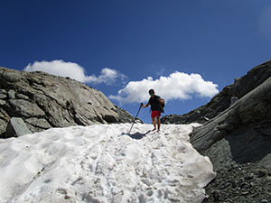 Attraversamento di un piccolo nevaio