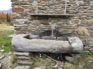 La fontana accanto al bivacco