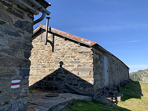 Due edifici sul Monte Tamaretto